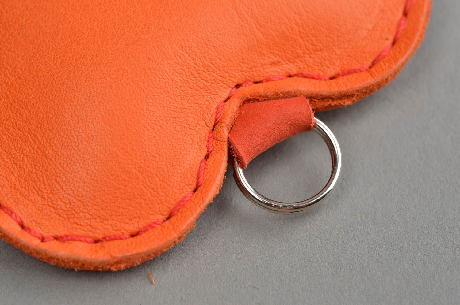 Оранжевый брелок ручной работы из натуральной кожи в виде сердца небольшой фото 4