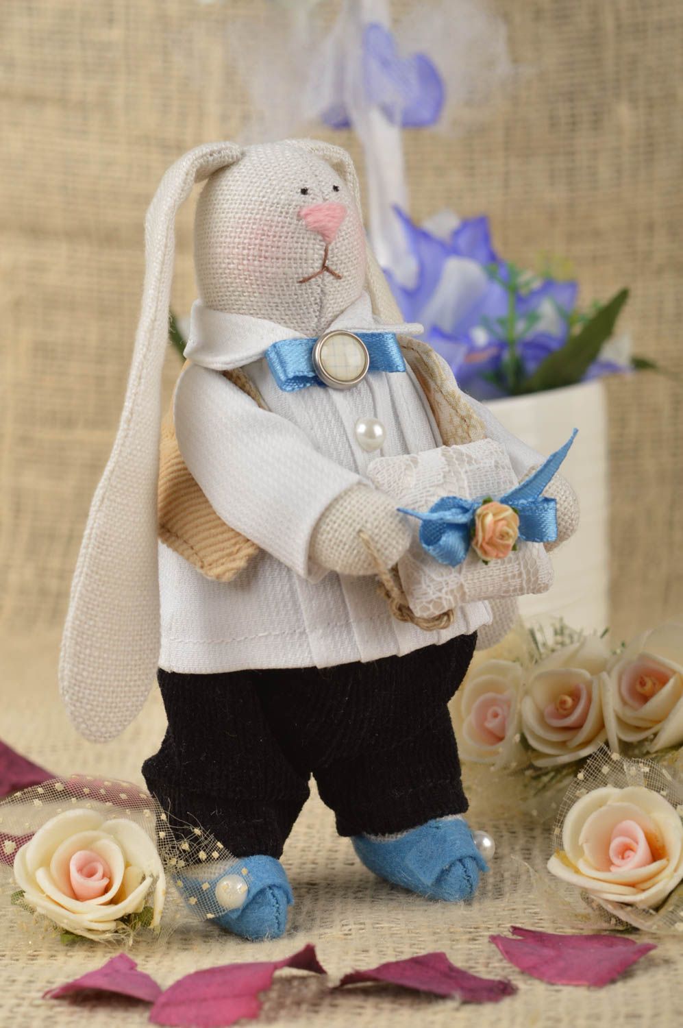 Свадебный заяц ручной работы свадебный декор игрушка из ткани свадебный сувенир  фото 1