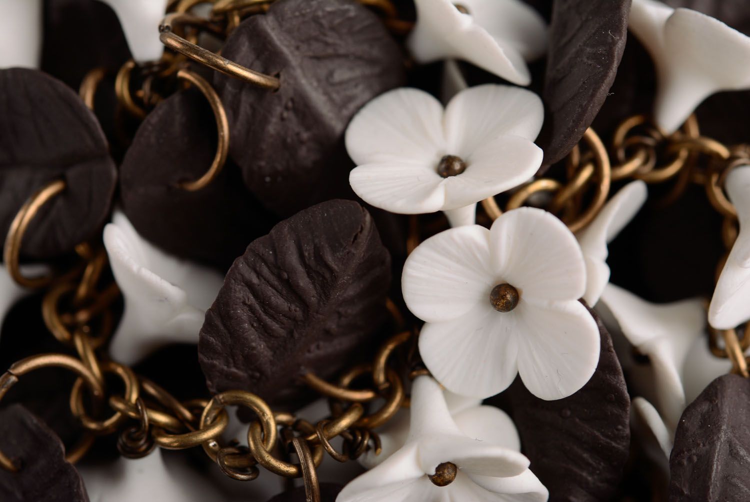 Schwarz weißes Armband aus Blumen foto 3