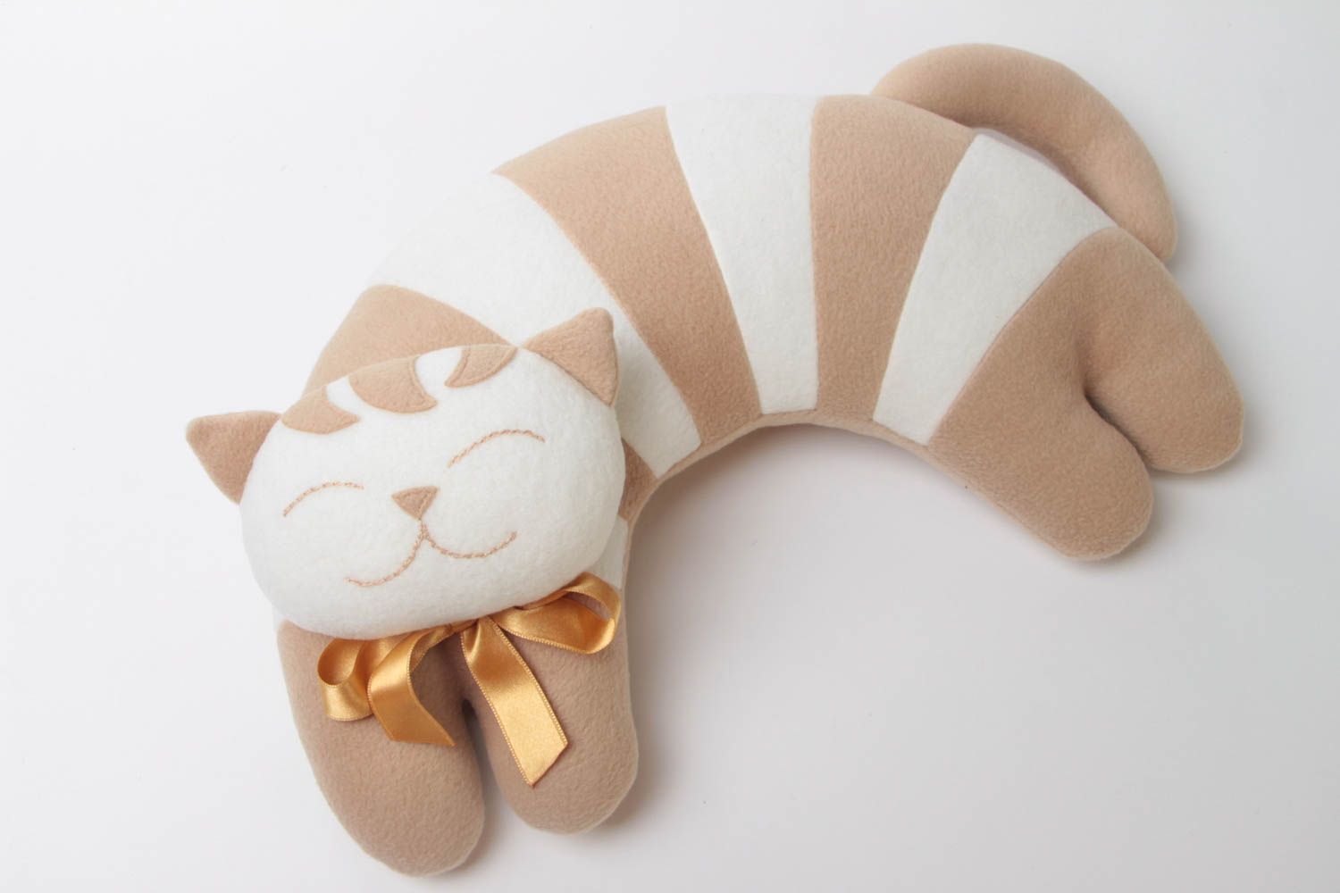 Подушка игрушка под шею в виде кота светлая с бантом мягкая ручной работы  фото 2