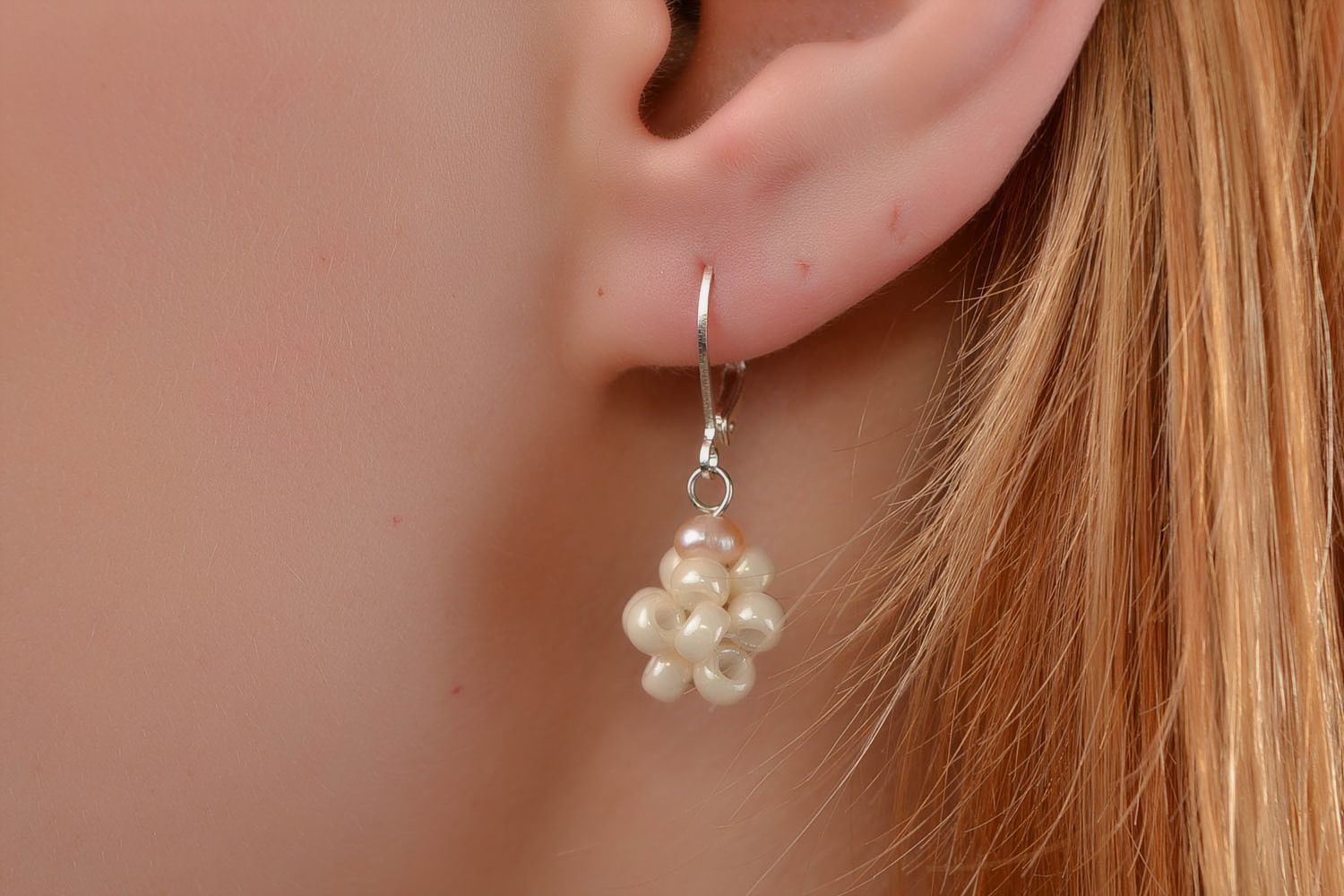 Boucles d'oreilles pendantes Bijou fait main blanches perles Cadeau femme photo 2