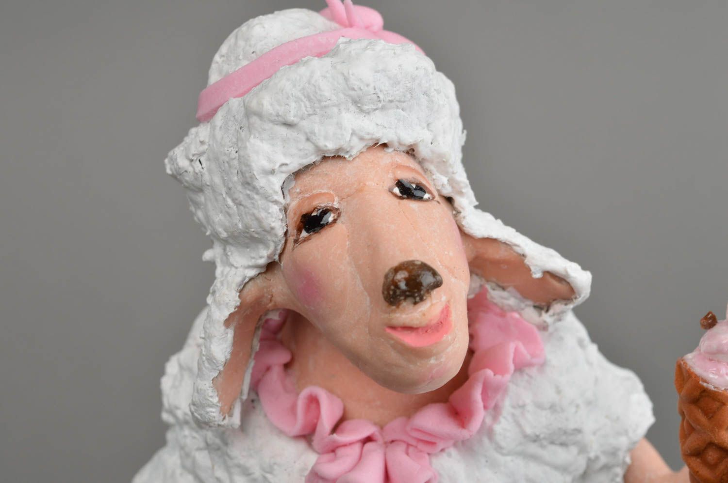 Schöne originelle handgemachte Figurine Schaf aus Ton Pappmache und Porzellan foto 5