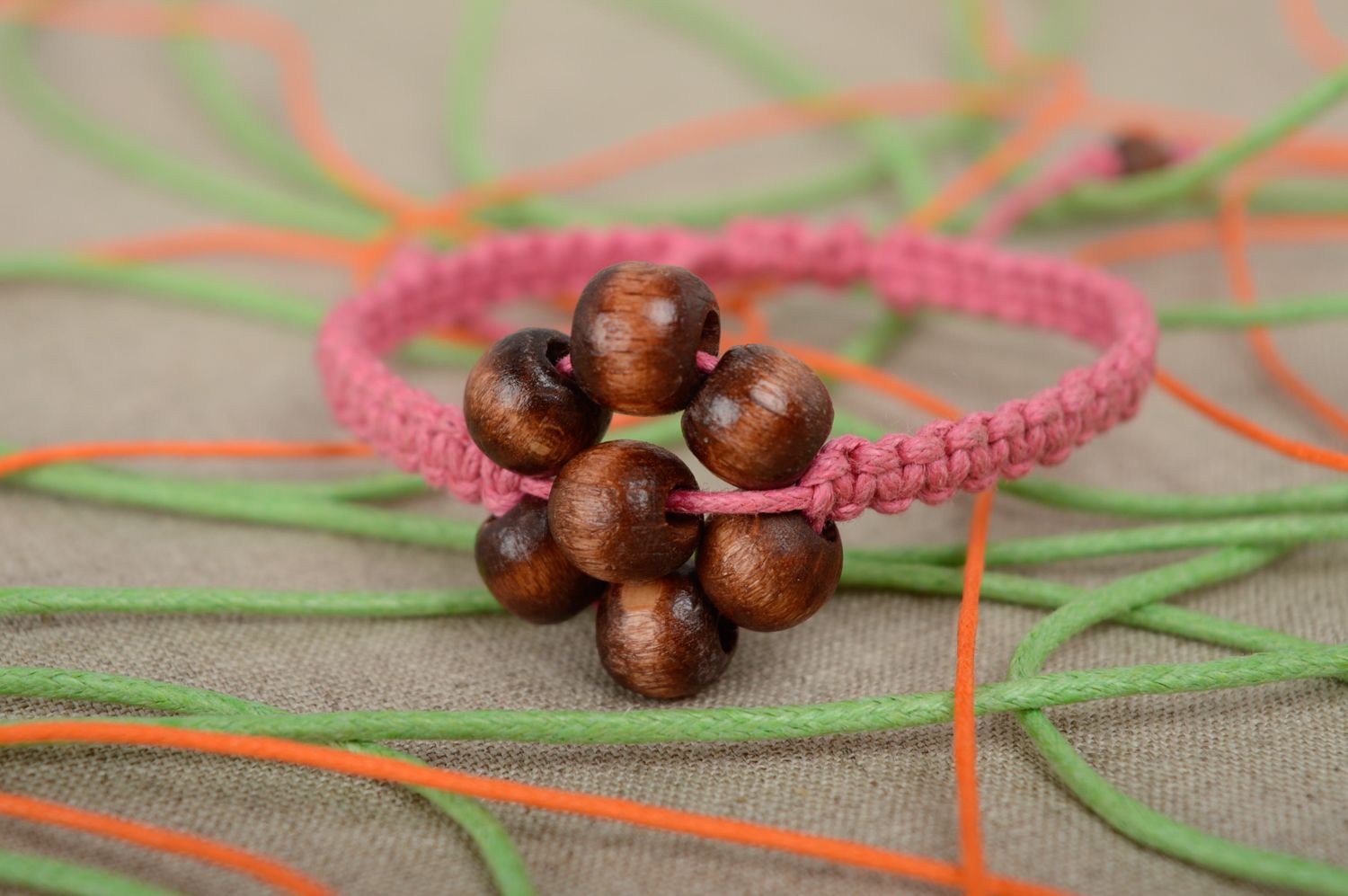 Bracelet en macramé de perles de bois et lacet ciré rose fait main pour femme photo 2