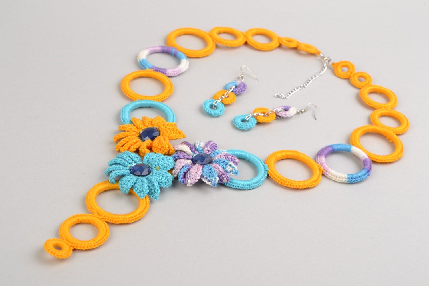 Ensemble de bijoux multicolores faits main boucles d'oreilles et collier femme photo 5