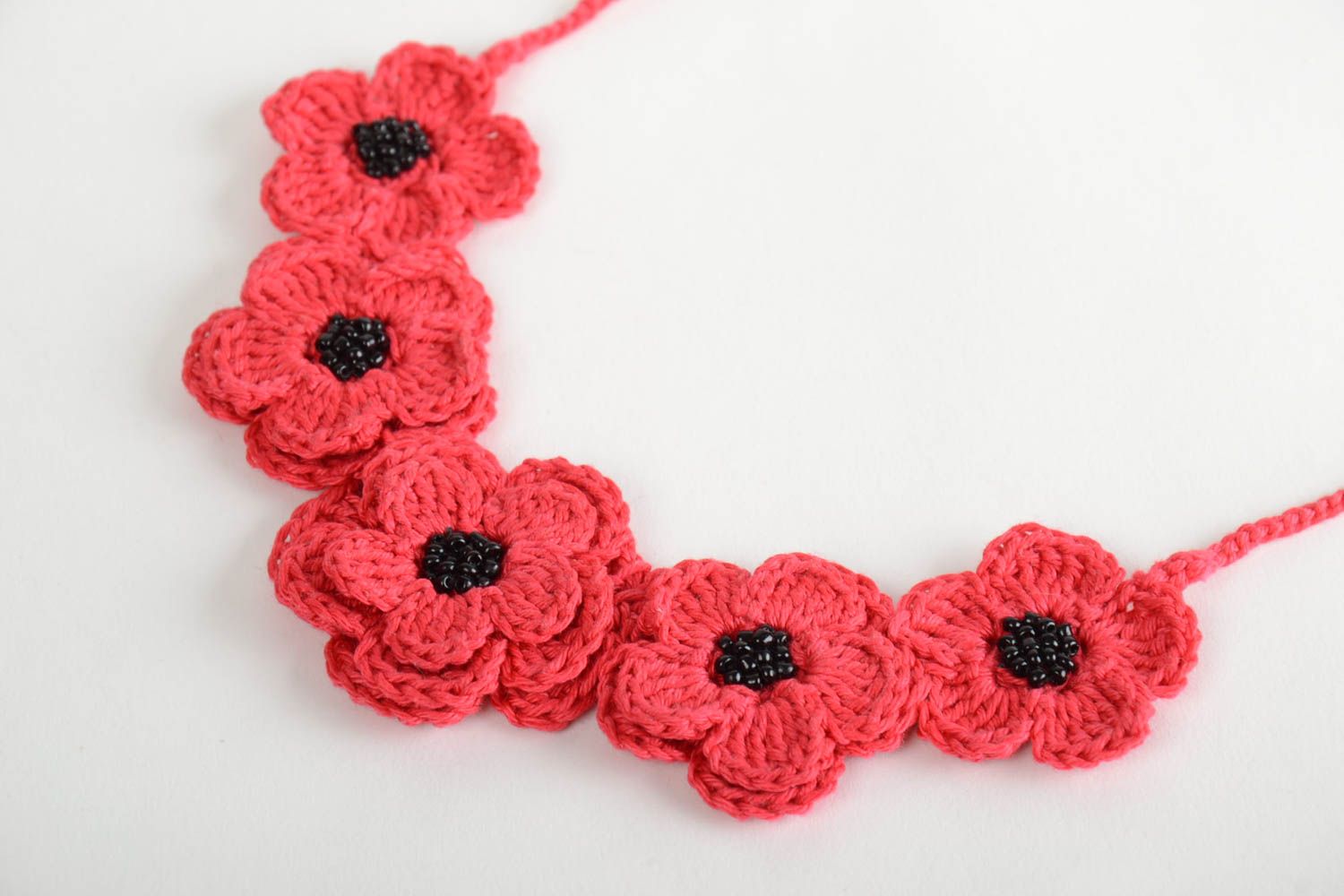 Collier fleurs tissu de coton tricoté rouge perles de rocaille boires fait main photo 2