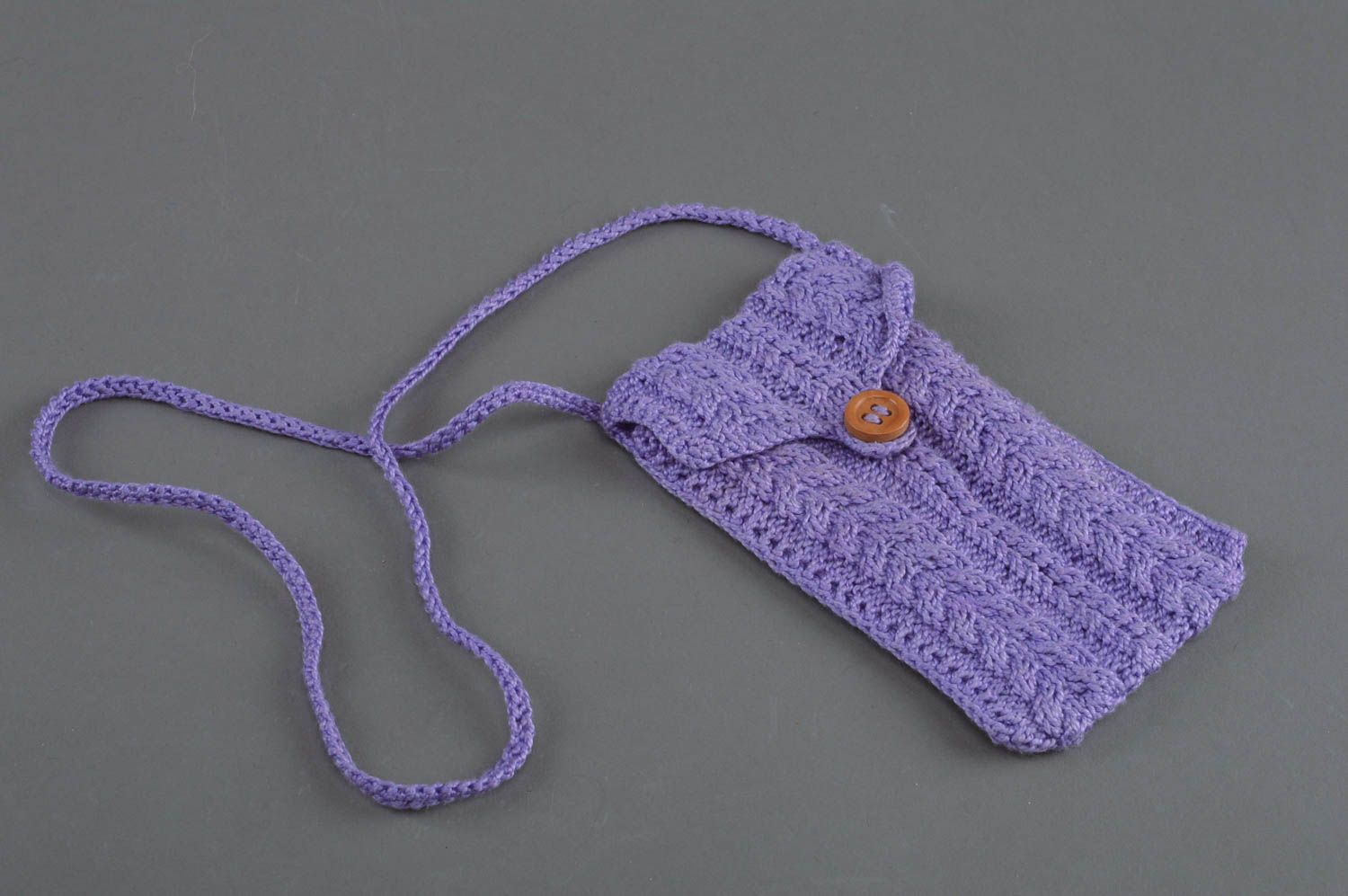 Вязаный чехол для телефона ручной работы на шнурке фиолетовый красивый фото 1