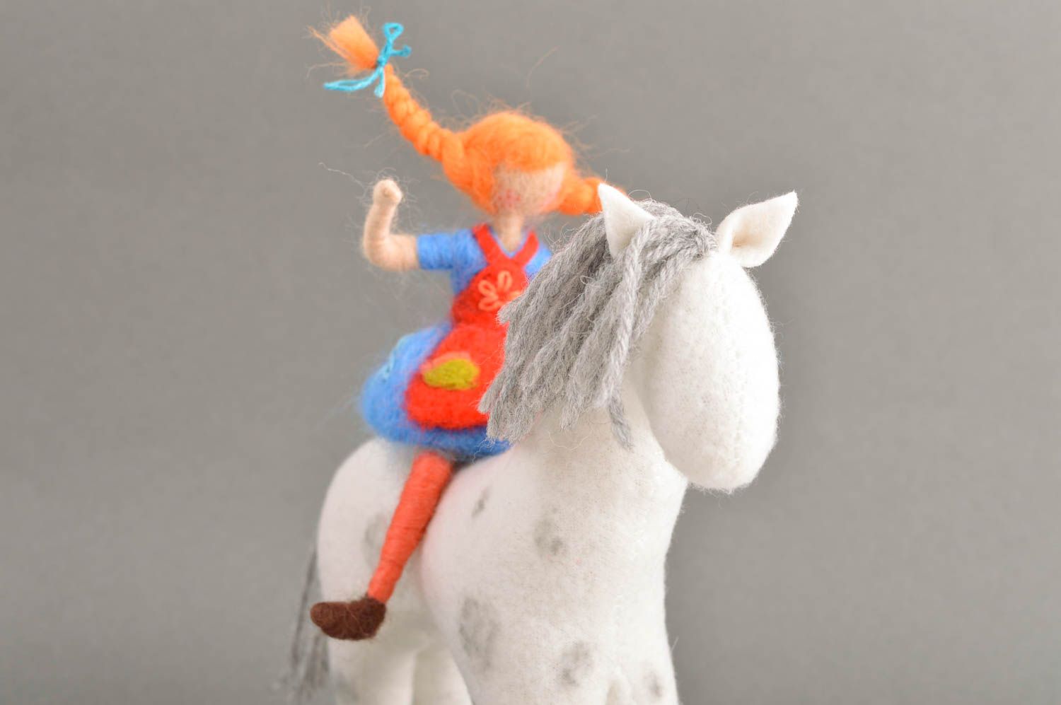 Poupée fille Peluche cheval faites main en laine feutrée Cadeau pour enfant photo 4