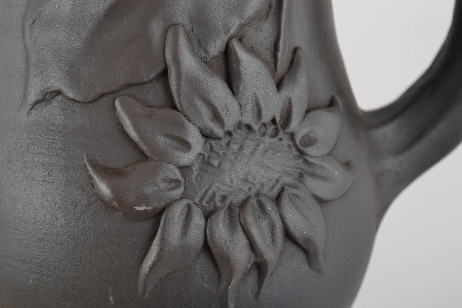 Handgemachter schöner Ton Krug für Wasser mit Sonnenblumen Muster in Schwarz 2 l foto 2