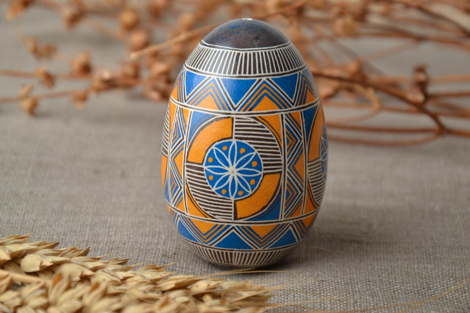 Oeuf de Pâques décoratif fait main original peint avec motif géométrique photo 1