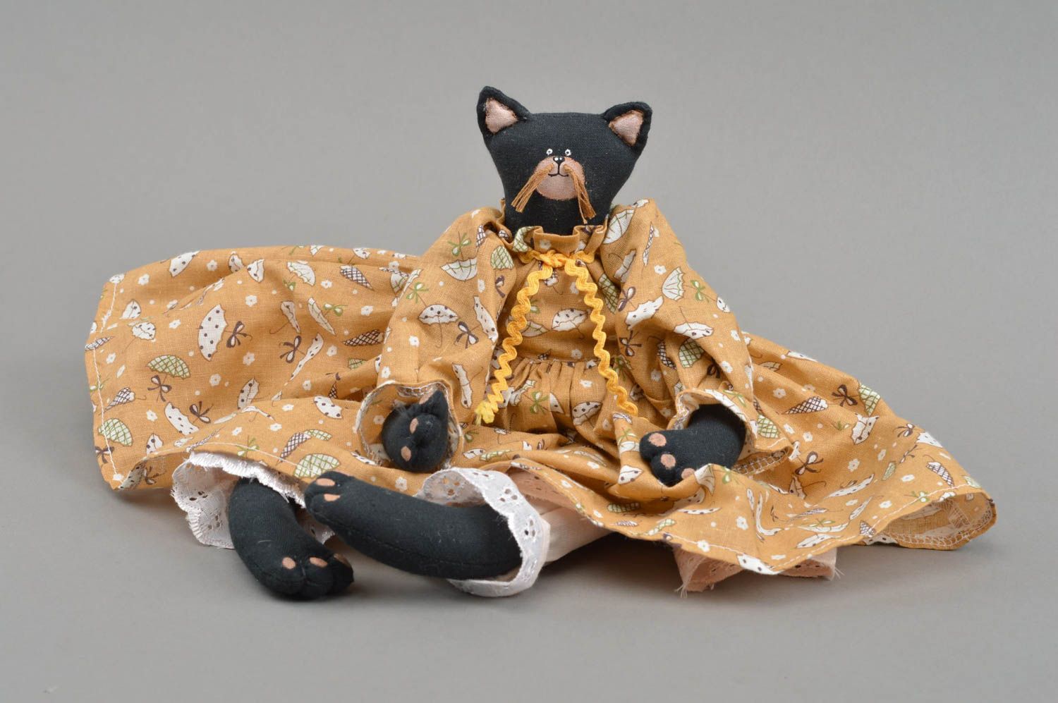 Peluche chat noir en robe beige originale faite main décor ou jouet pour enfant photo 3