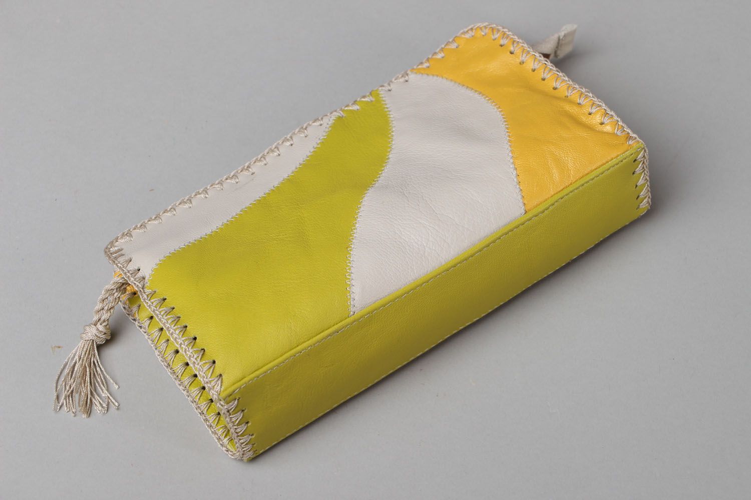 Porta-cosméticos feita à mão de couro genuíno em cor de amarelo-bege  foto 3