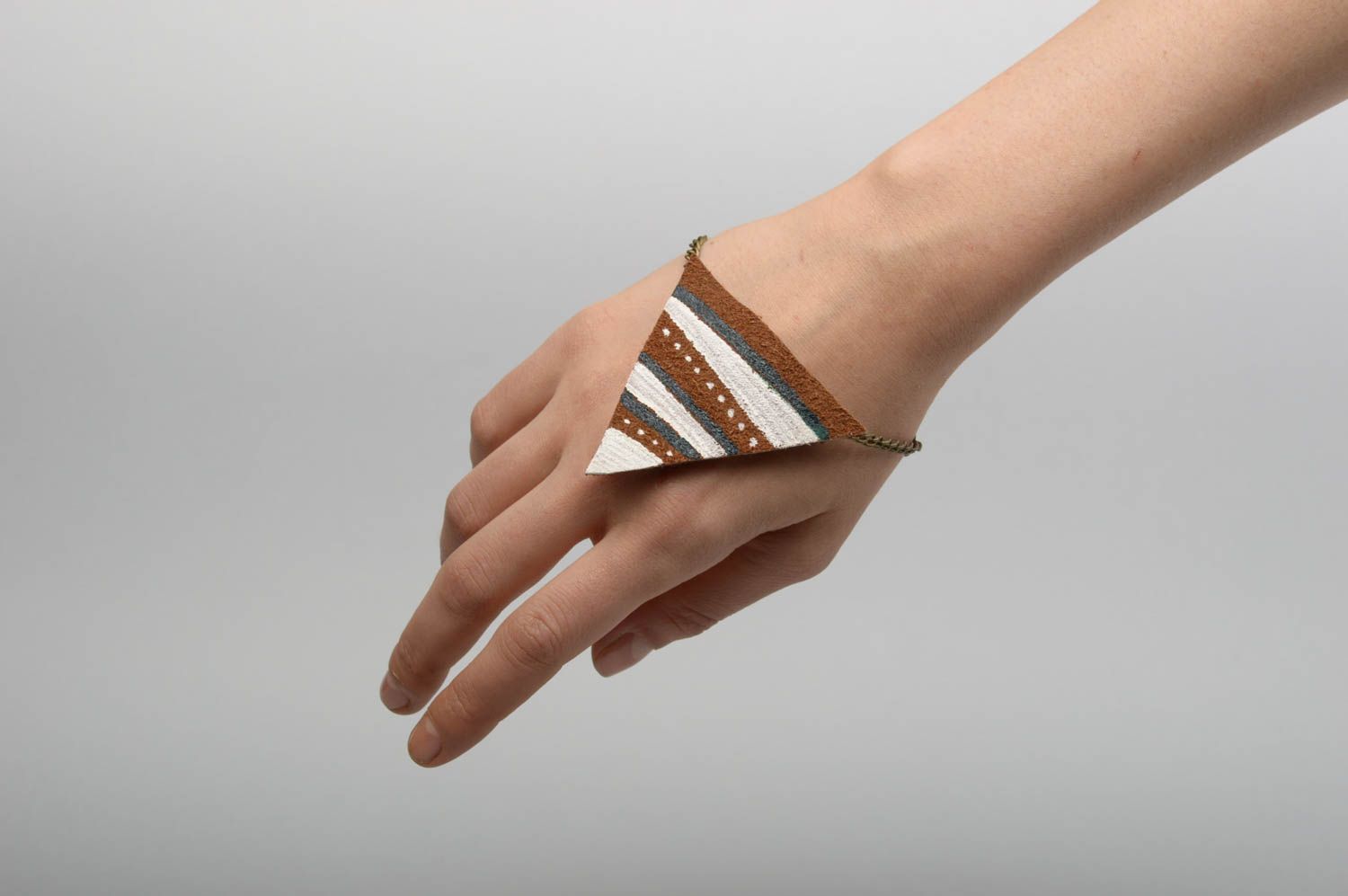 Bracelet en cuir Bijou fait main original Accessoire femme triangle rayé photo 1