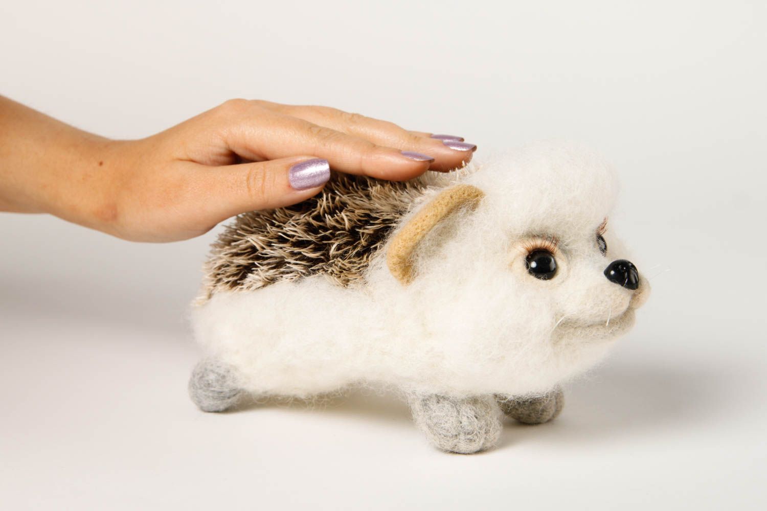 Handmade kleines Spielzeug Geschenk Idee Kuscheltier Igel Filz Tier aus Wolle foto 2