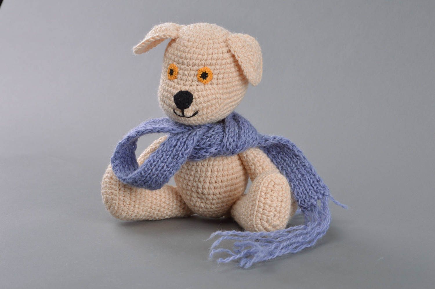 Мягкая вязаная игрушка Собака с синим шарфом в подарок ребенку ручной работы  фото 3