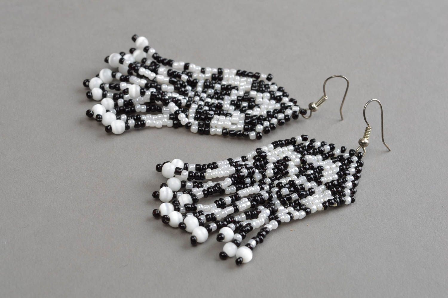 Geflochtene handgemachte Ohrringe aus Glasperlen in Schwarz und Weiß für Damen foto 3