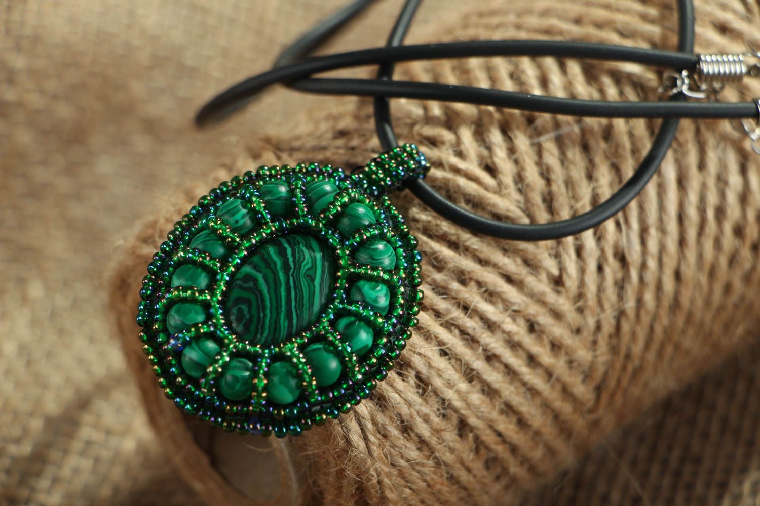 Pendant with malachite and seed beads photo 5