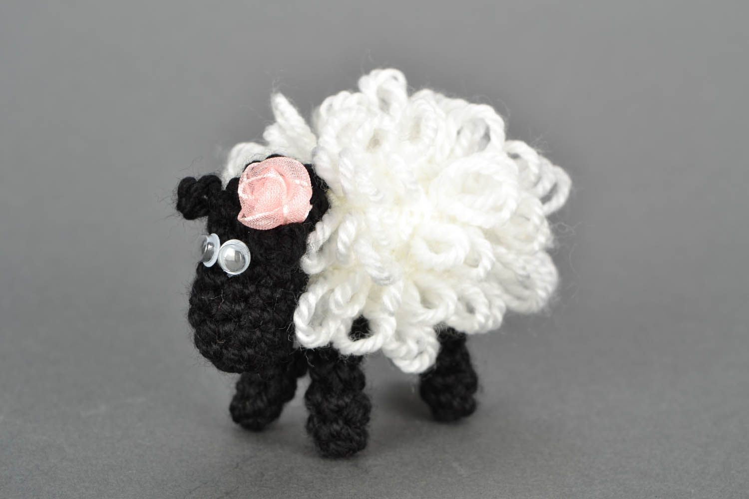 Маленькая черно-белая вязаная овечка фото 2