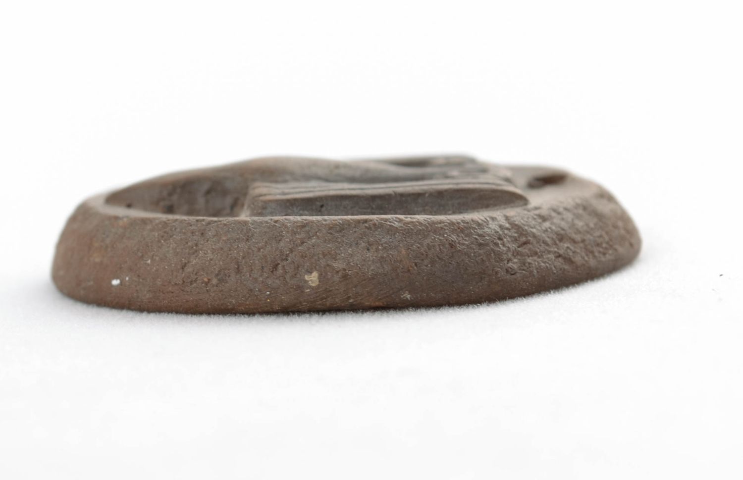 Кулон круглой формы глиняный с трезубцем  фото 4