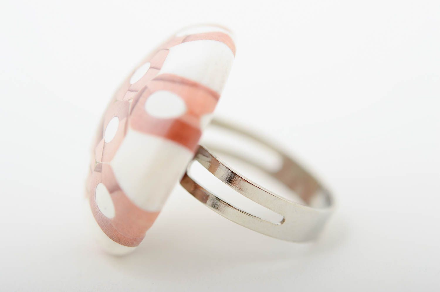 Перстень ручной работы кольцо из карандашей белое крупное стильное кольцо фото 4