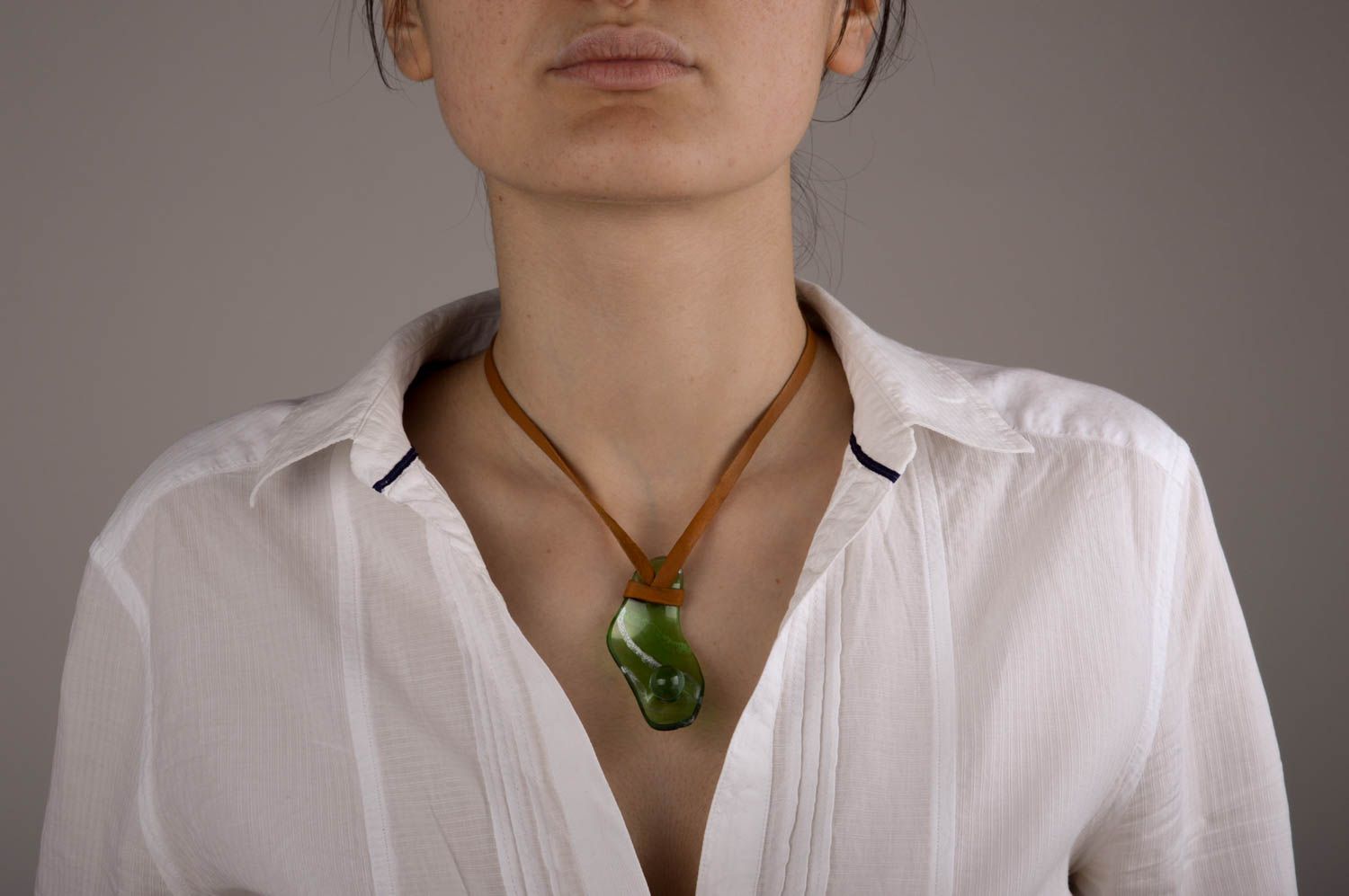 Pendentif en verre Bijou fait main vert sur lacet en cuir Accessoire femme photo 4
