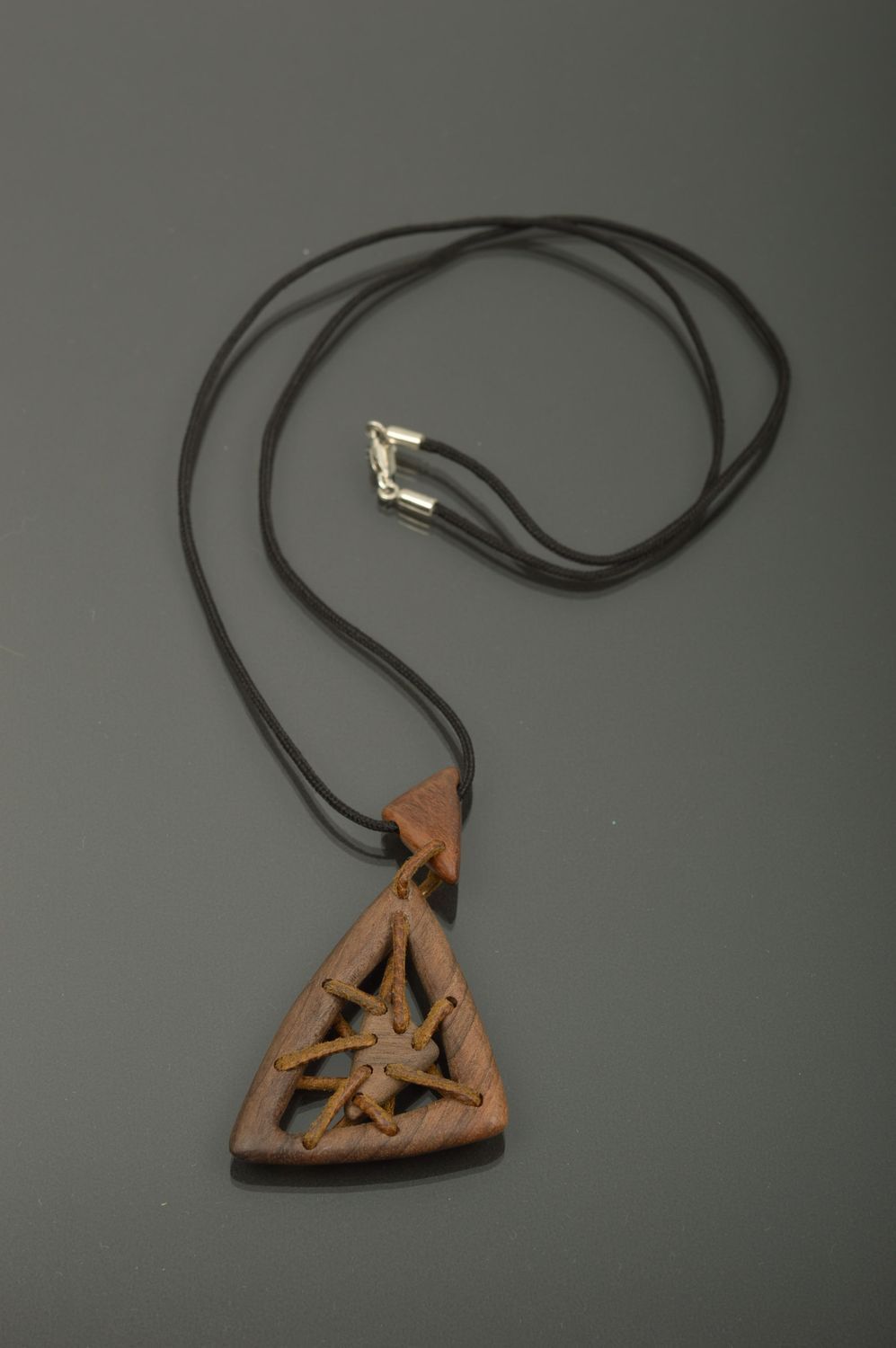 Кулон ручной работы украшение на шею треугольное аксессуар из дерева на шнурке фото 2