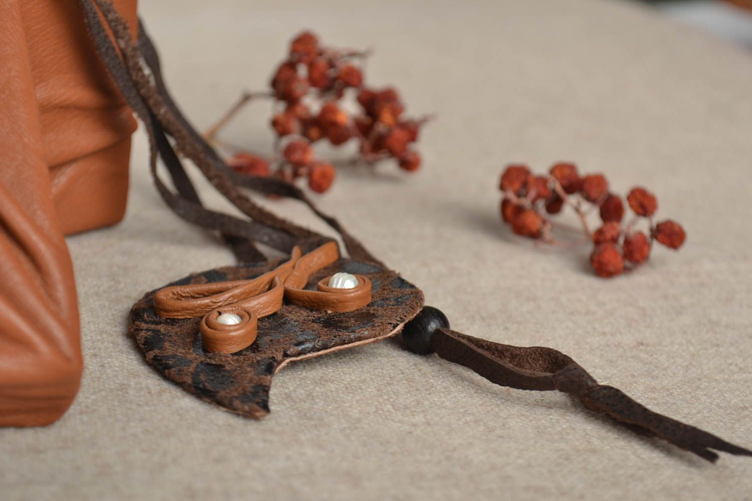 Pendentif en cuir naturel Bijou fait main brun avec perles Accessoire femme photo 1