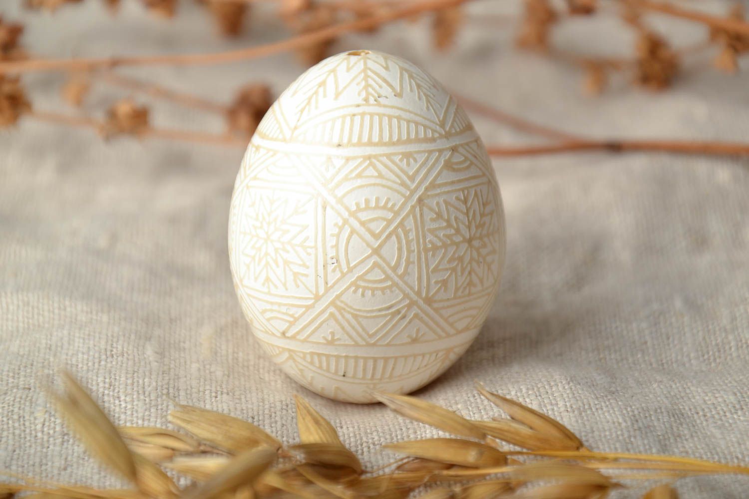 Oeuf de Pâques peint de poule blanc et beige fait main style ethnique déco photo 1