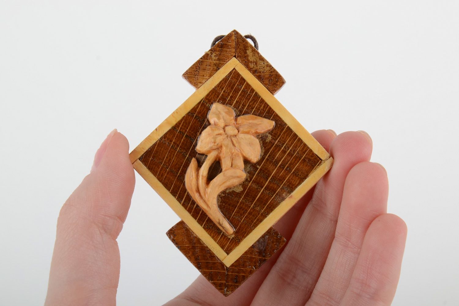 Grand pendentif en bois brun losangique fait main avec fleur en relief   photo 5