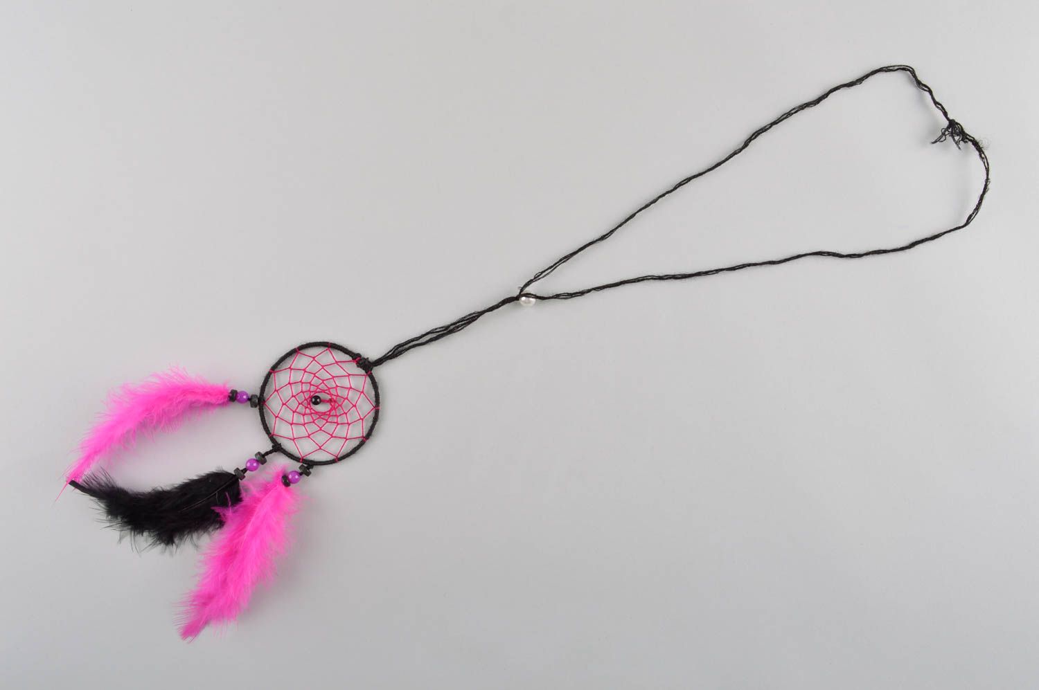 Pendentif fantaisie Bijou fait main rose noir Accessoire femme avec plumes photo 4
