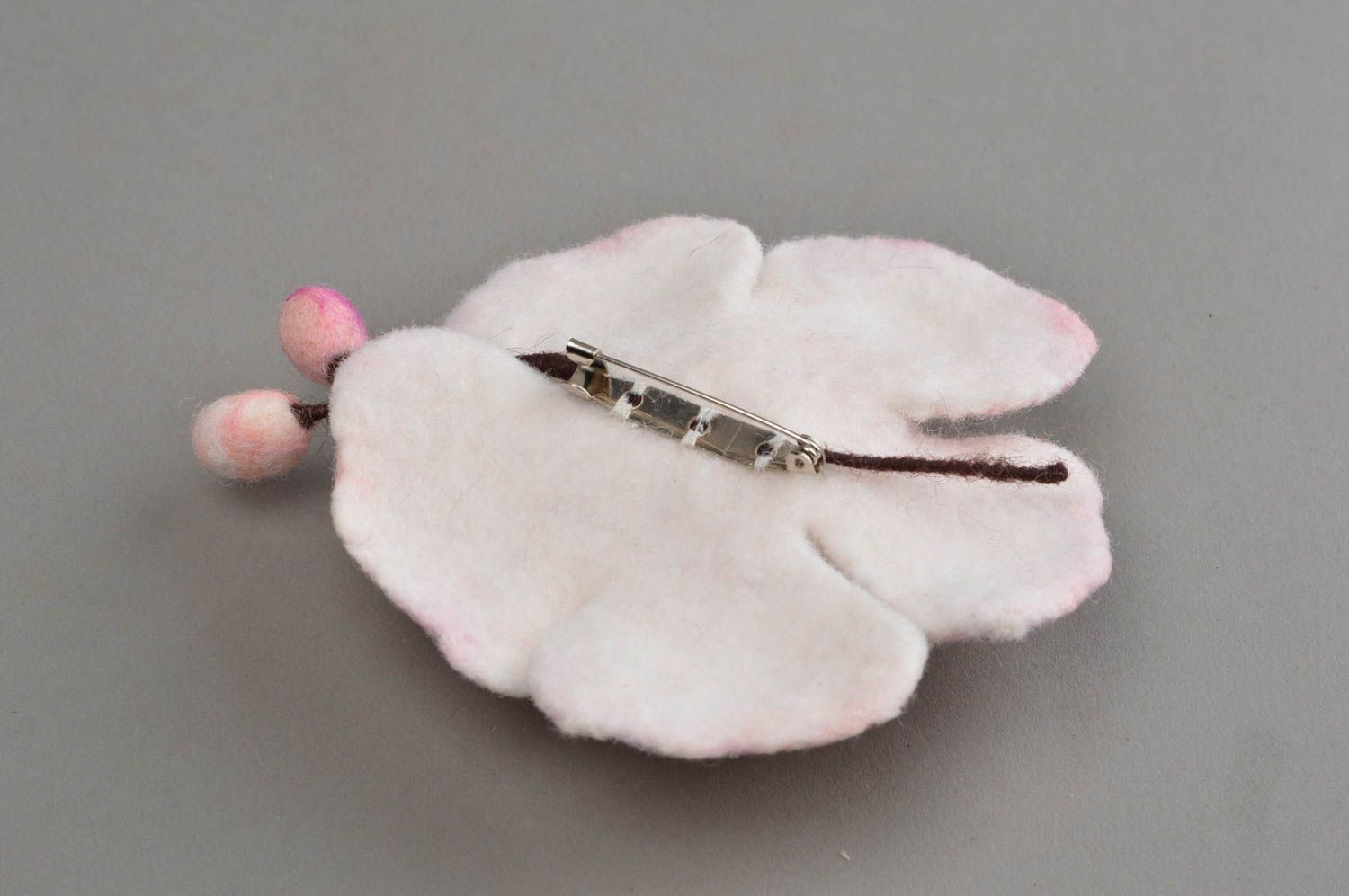 Broche en laine feutrée faite main molle fleur rose bijou de créateur original  photo 4