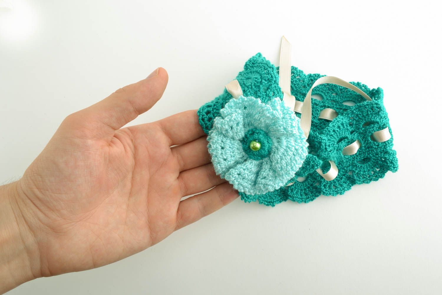 Bandeau à cheveux tricoté accessoire fait main turquoise avec fleur pour enfant photo 4