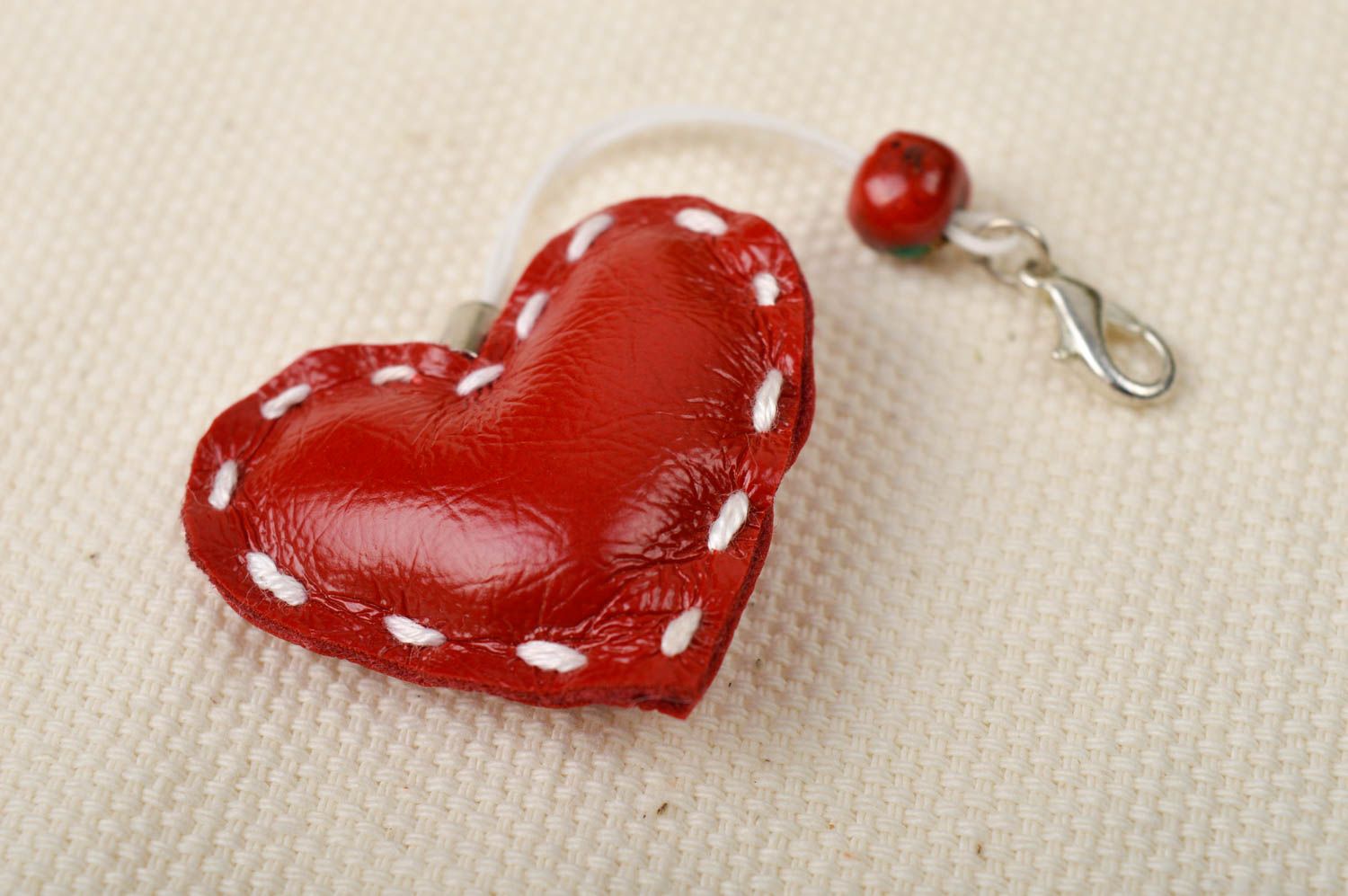 Porte-clé fantaisie fait main Accessoire design cœur rouge foncé Cadeau original photo 1