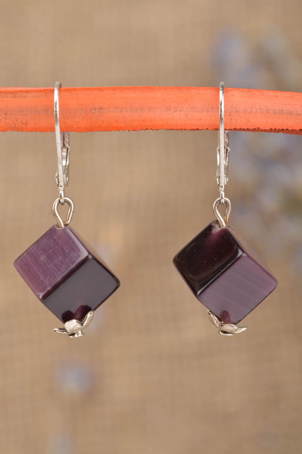 Boucles d'oreilles pendantes Bijoux fait main Cadeau pour femme cubes violettes photo 1