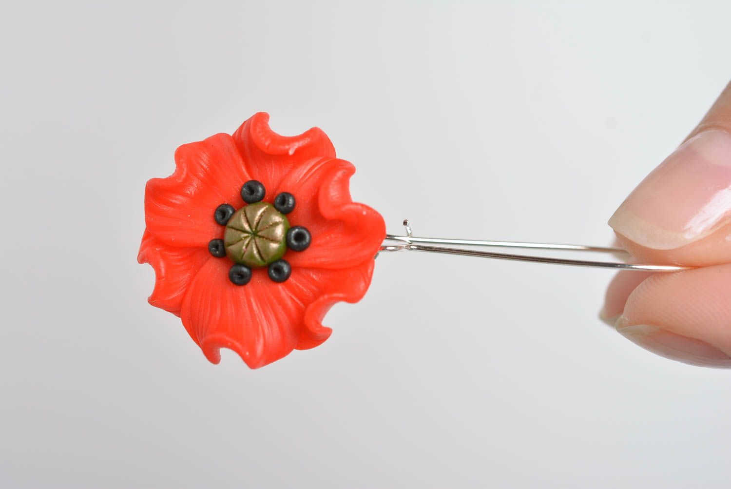 Pendientes hechos a mano de arcilla polimérica artesanales con forma de flores foto 5