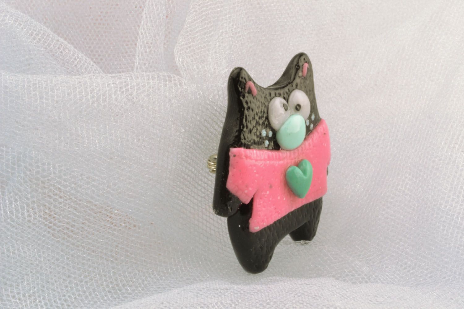 Broche na forma de um gato engraçado de cerâmica plástica foto 1