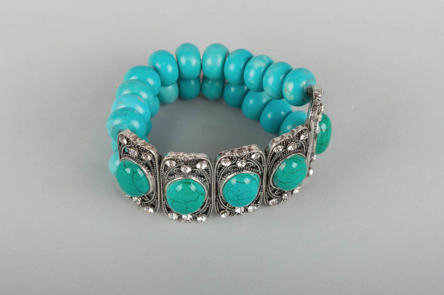 Türkisblaues schönes stilvolles handgemachtes Armband aus Natursteinen  foto 2