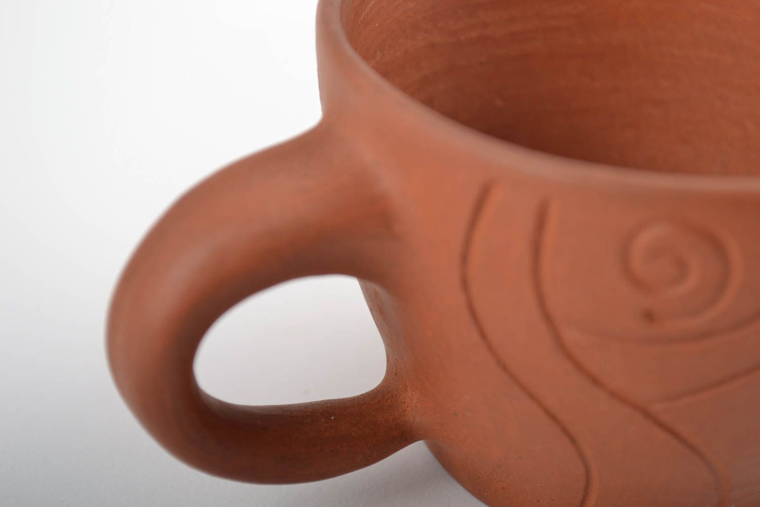 Глиняная чашка коричневая с узором для кофе ручной работы объемом 150 мл фото 5