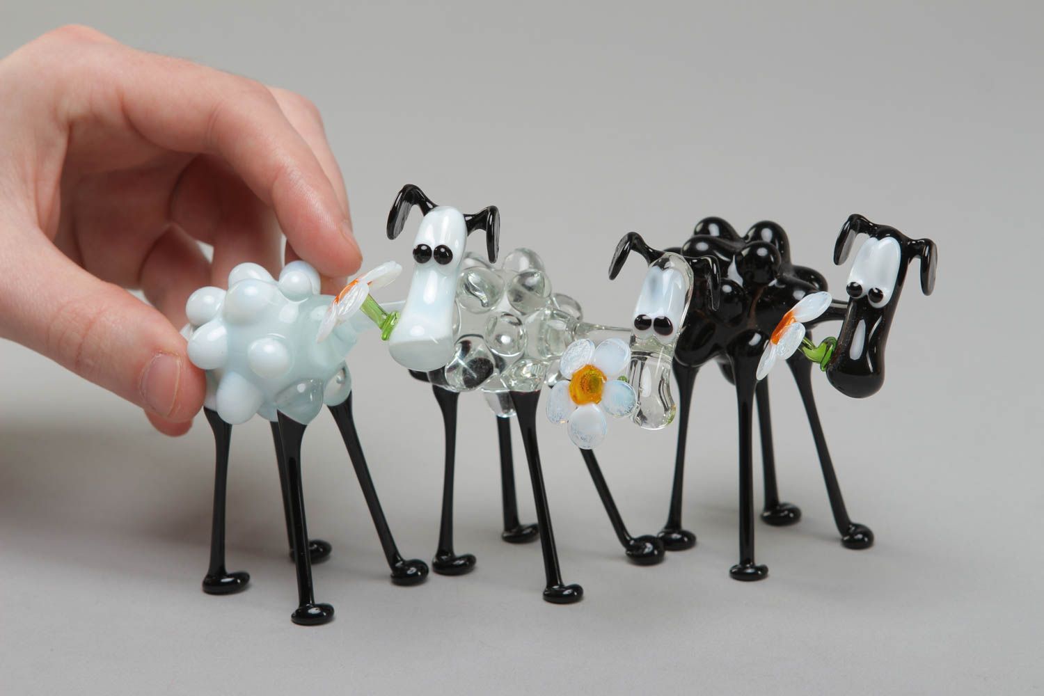 Ensemble de figurines miniatures en verre au chalumeau faites main Trois brebis photo 4