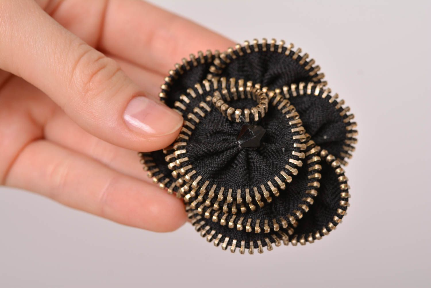 Broche en cuir Bijou fait main noire insolite design Accessoire femme fleur photo 3