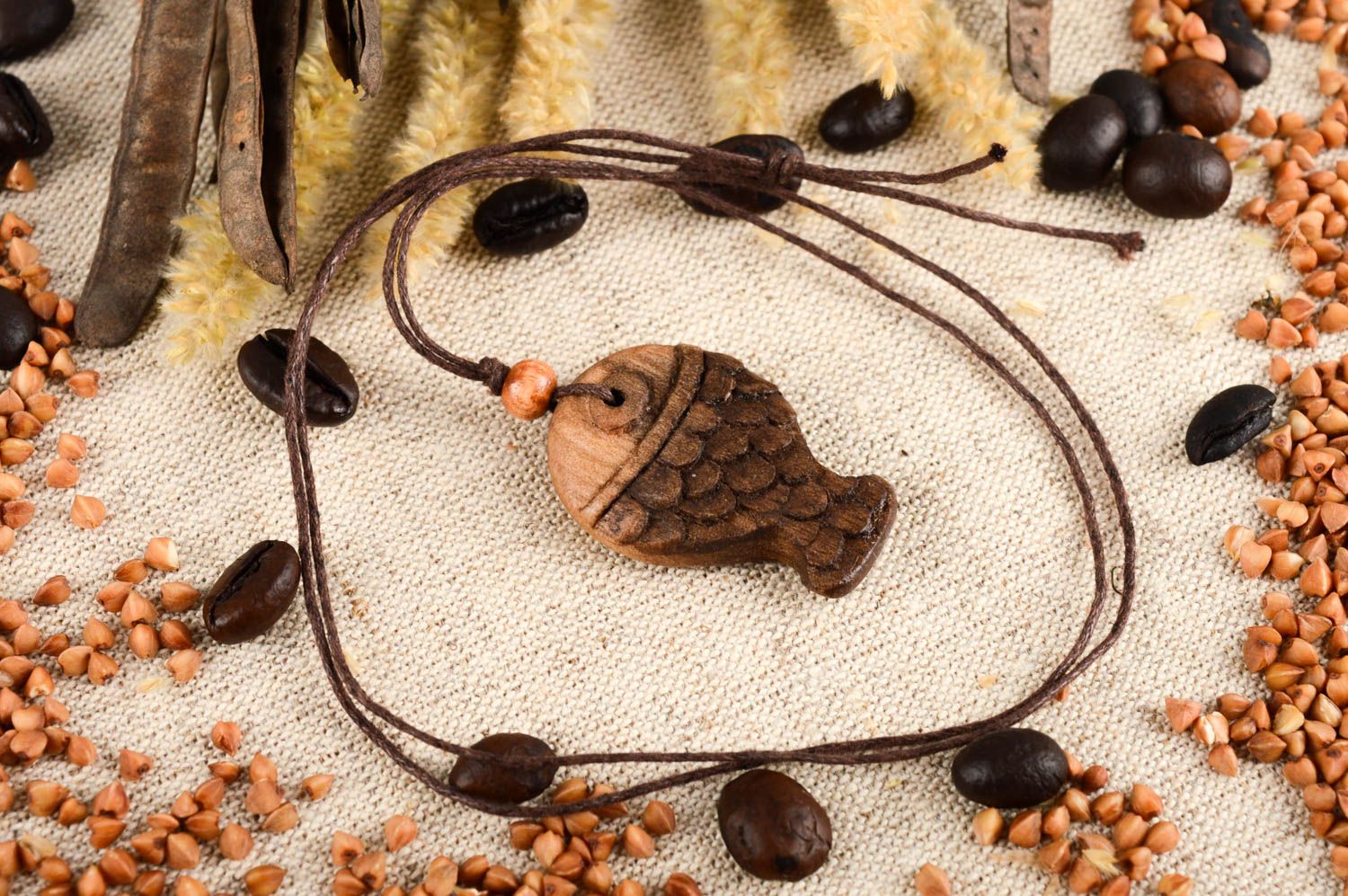 Кулон ручной работы аксессуар из дерева украшение на шею в виде маленькой рыбки фото 1