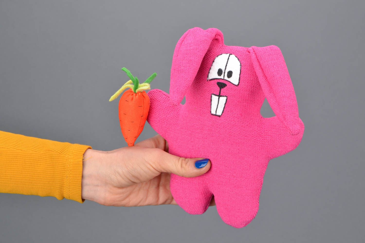 Мягкая игрушка из ткани Розовый кролик с морковкой фото 1