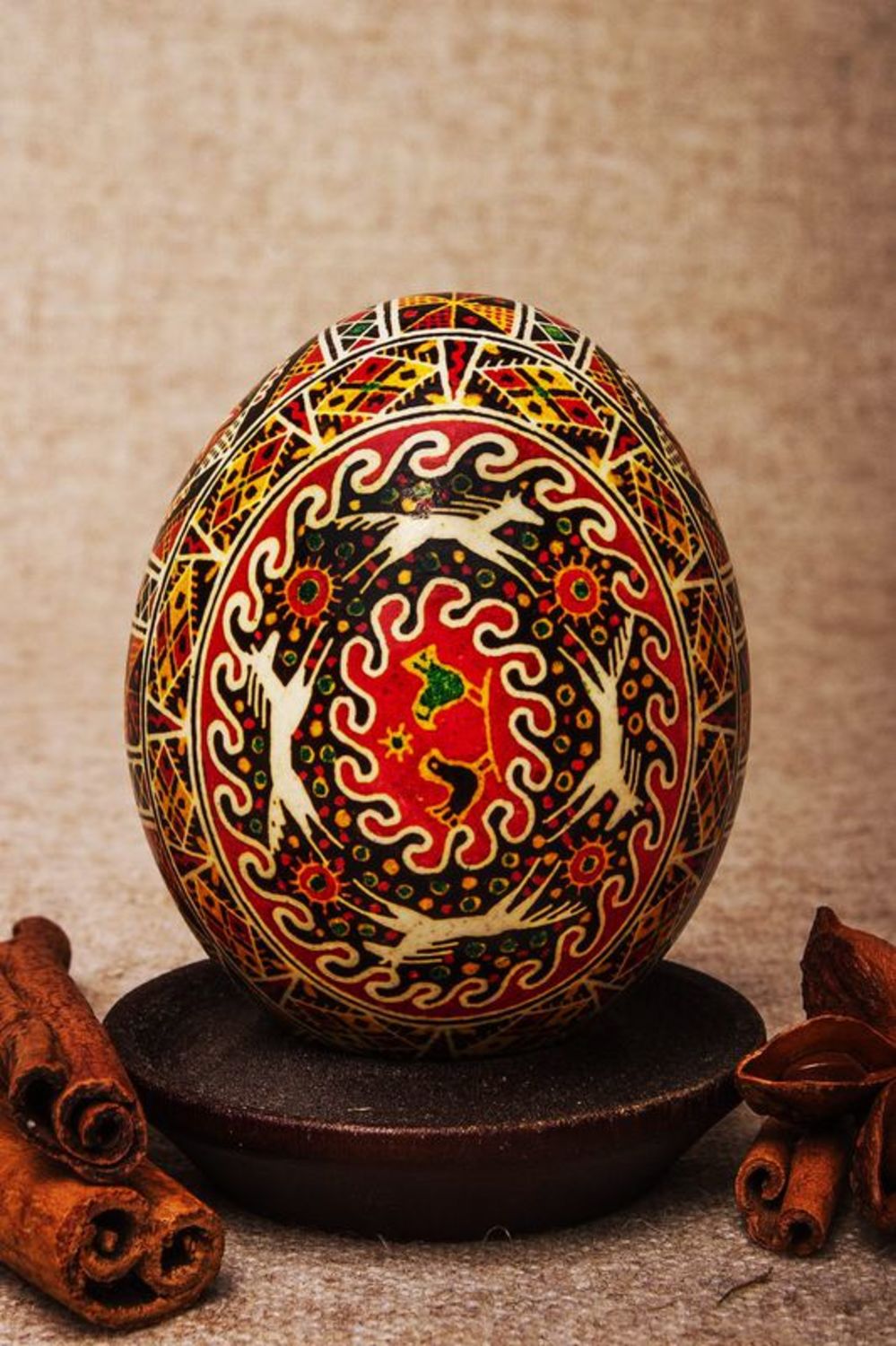 Huevo de pascua hecho a mano con ornamento elemento decorativo souvenir original foto 1