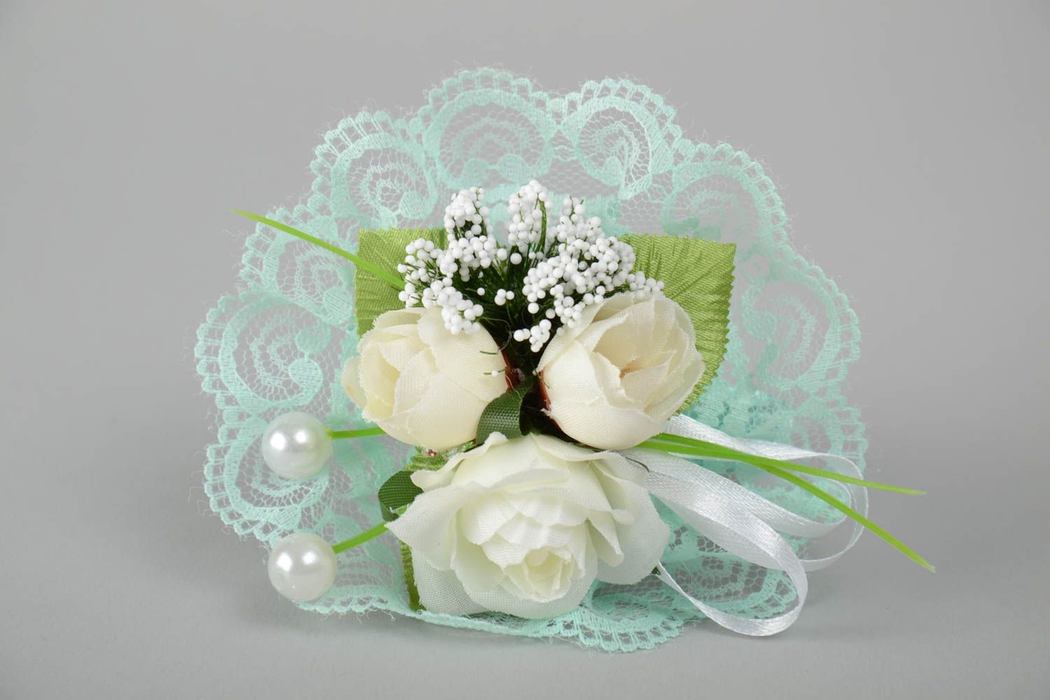 Hochzeit Boutonniere mit Blumen weiß blau aus Atlasbändern schön handmade zart foto 4