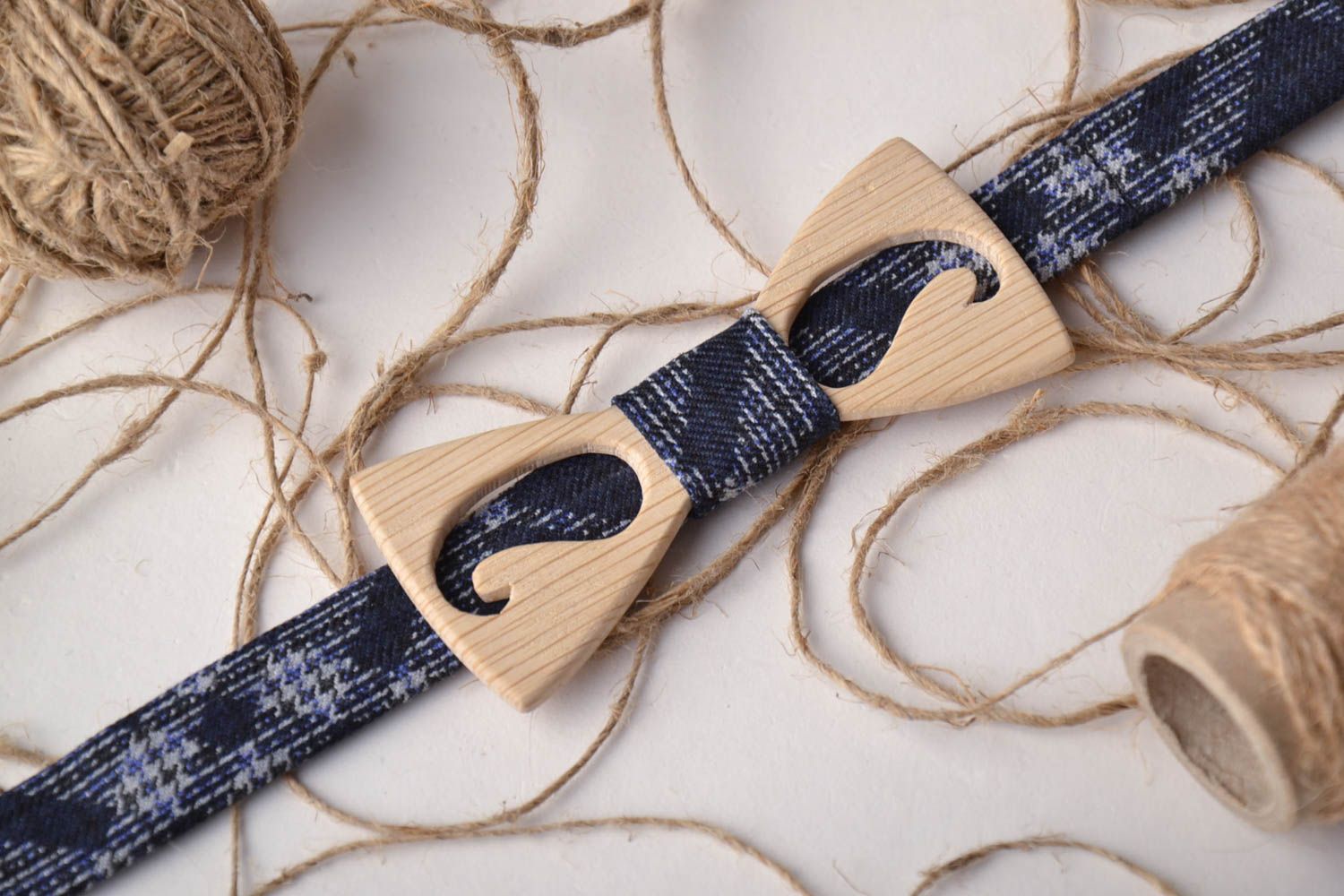 Деревянный галстук-бабочка с тканевым ремешком фото 1