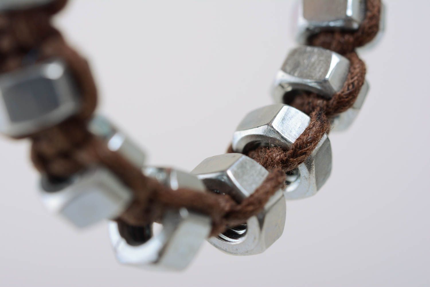 Geflochtenes Armband handmade in Braun aus Schnur mit Schraubenmuttern  foto 4