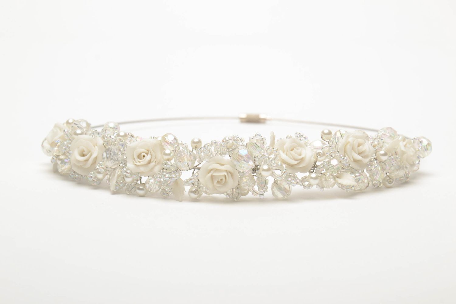 Ожерелье из полимерной глины цветочное с бисером Белые розы фото 4
