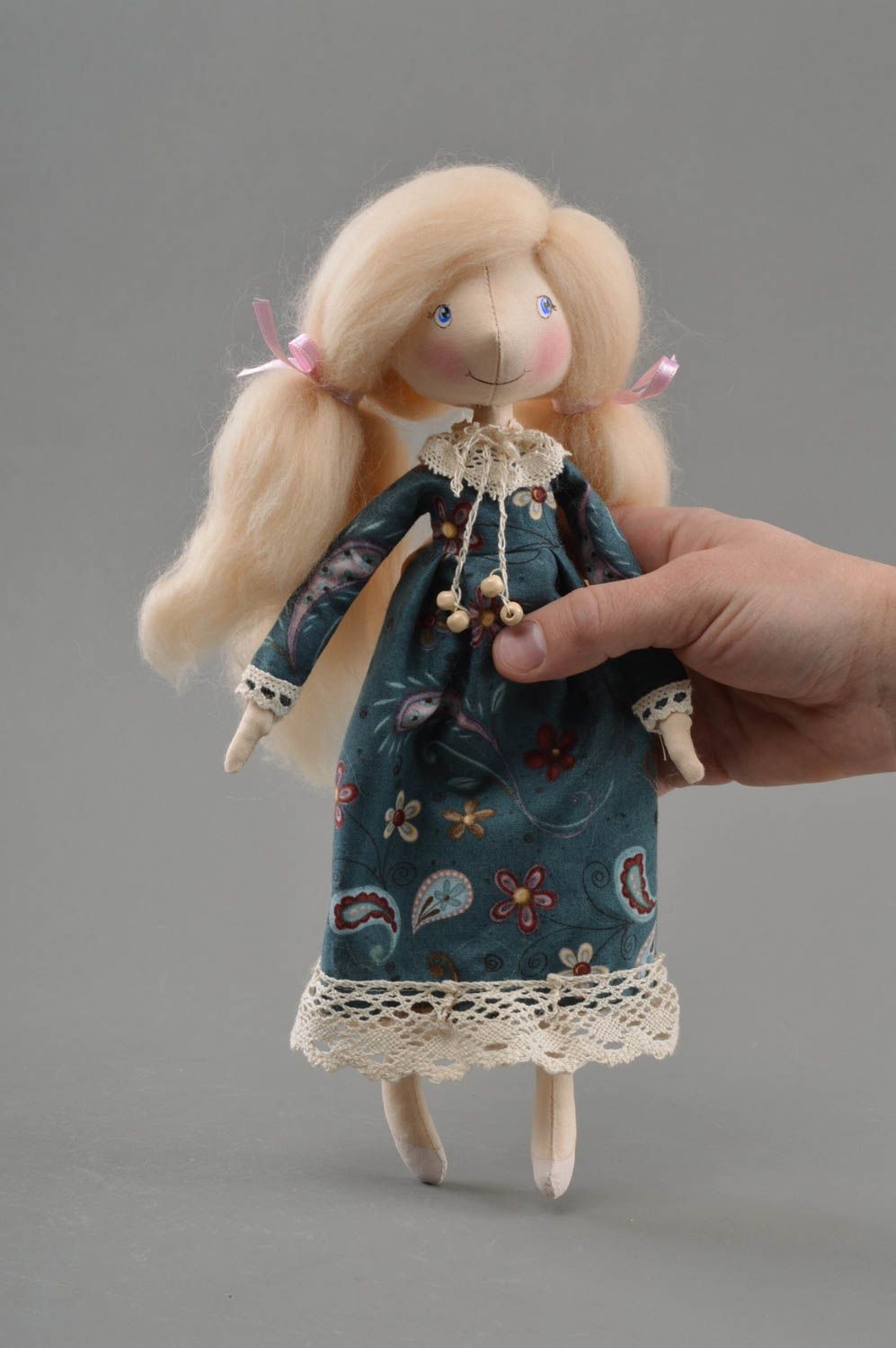 Авторская тканевая интерьерная кукла отличница на деревянной подставке  фото 4