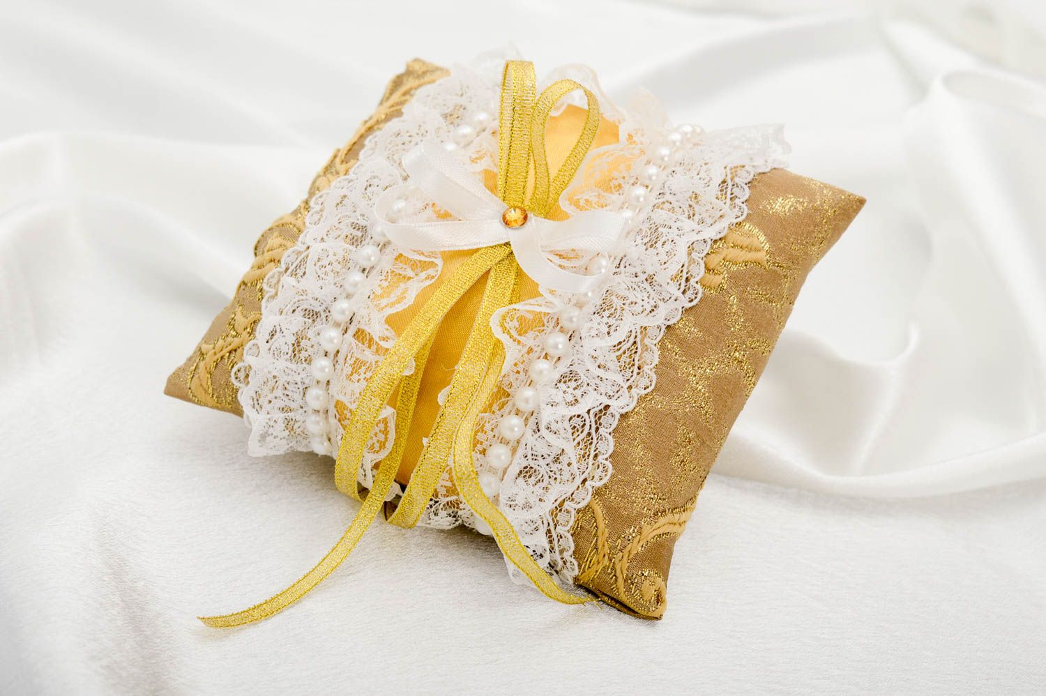Свадебный аксессуар хэнд мэйд золотистая подушечка для колец атрибут для свадьбы фото 1