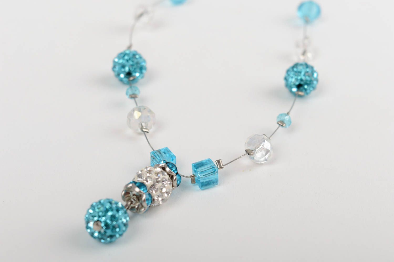 Handmade Halskette aus Kristall Perlen und Strasssteinen für leichten Look foto 2