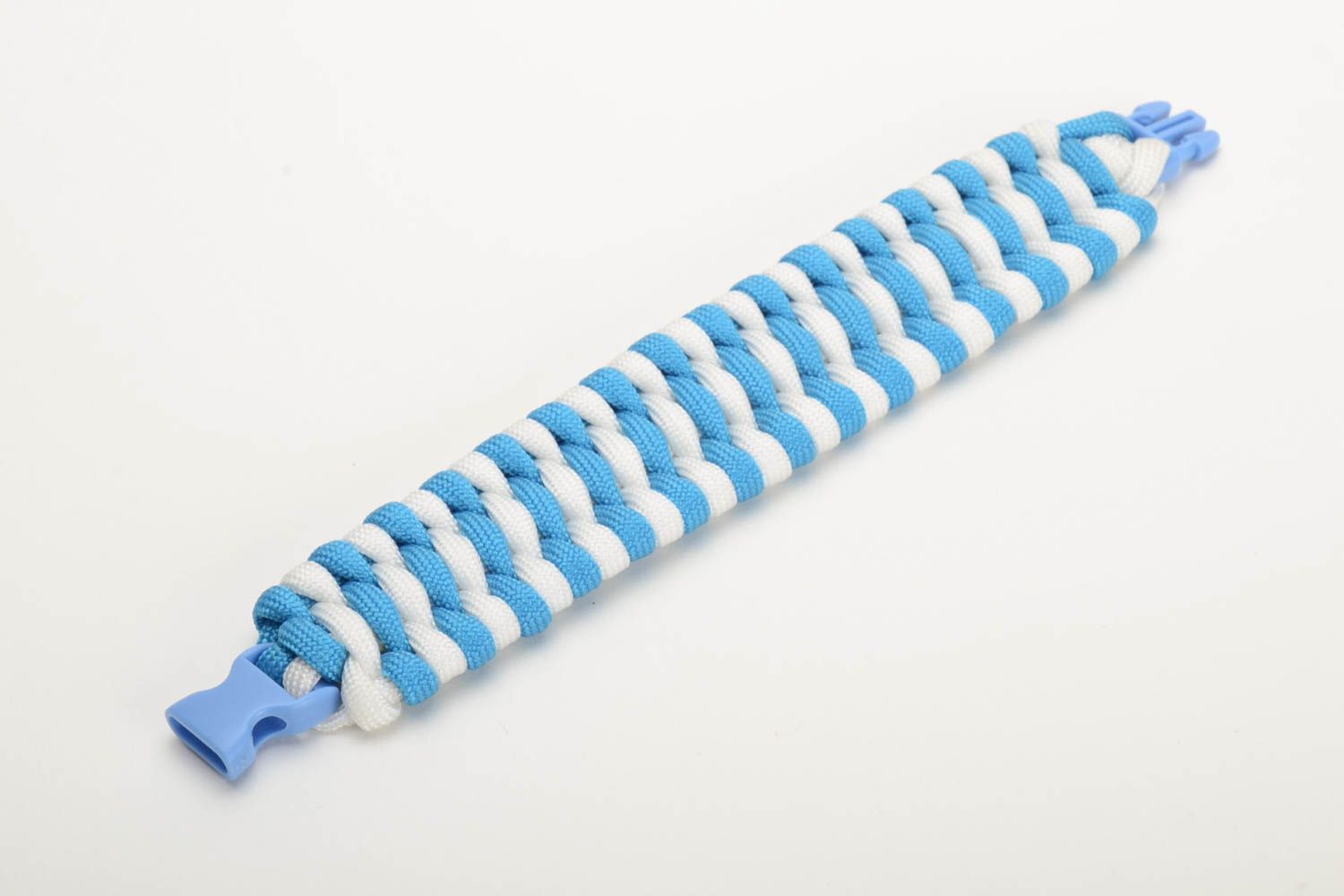 Плетеный браслет из американского шнурка паракорда выживания хэнд мэйд голубой фото 4